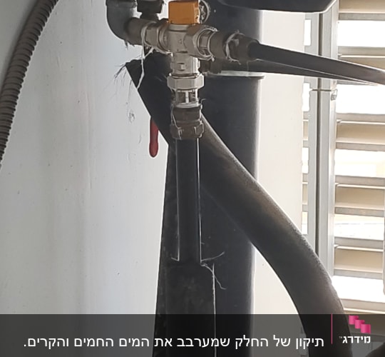 צנרת ומחברים של דוד שמש על קיר